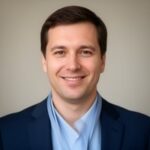 Портрет уверенного российского предпринимателя на нейтральном фоне для бренда веганских биодобавок Баобад Мама