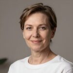 Портрет уверенного российского предпринимателя на нейтральном фоне для бренда веганских биодобавок Баобад Мама