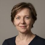 Портрет уверенного российского предпринимателя на нейтральном фоне для бренда веганских биодобавок Баобад Мама